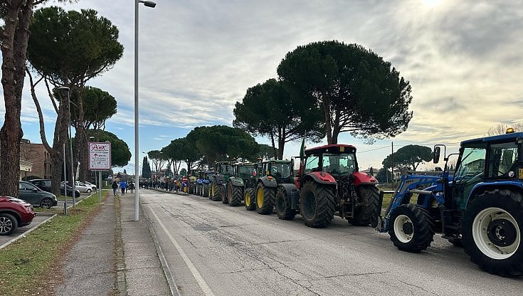 Si accende la protesta degli agricoltori autonomi: trattori in strada