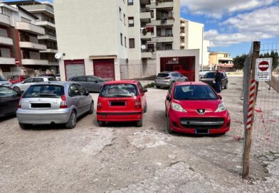 FOTO e VIDEO | Via Plebiscito paralizzata: “Come passano i soccorsi?”. Auto bloccate nel “pollaio”